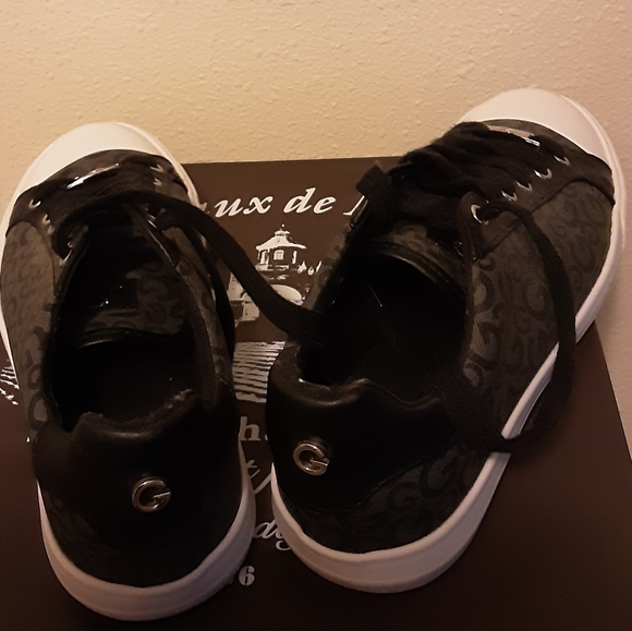 Guess Shoes Size 8 Canvas Monogram Sneakers NWOT - Picture 10 of 16